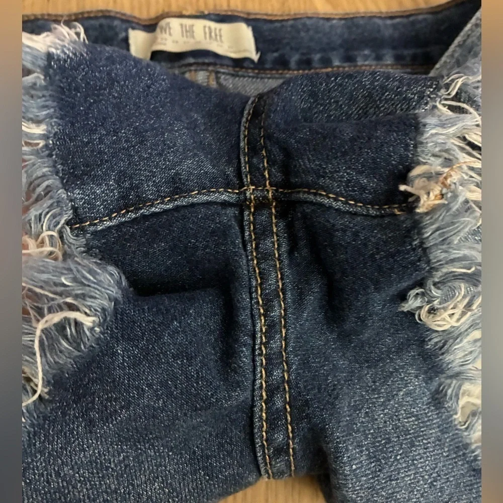 We The Free Women’s Distressed Button fly Raw Hem  Exposed Pockets Denim Shorts